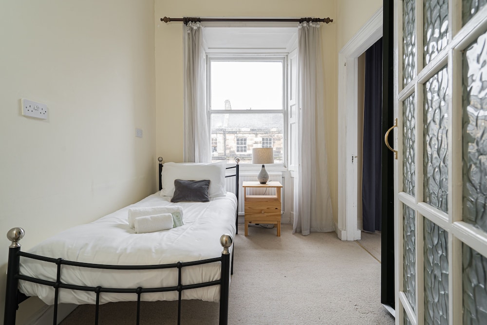 Spacious 3BR New Town Apartment view 2