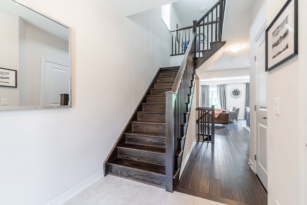 Modern 3BR 2BA Townhome in Lakeshore