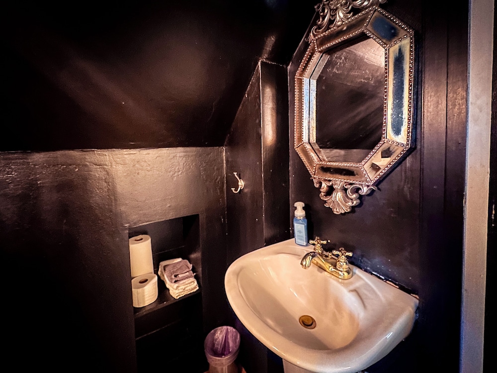 Charming Cherokee Cabin Secluded Stay for 6 Just 10 Minutes to Tahoe!