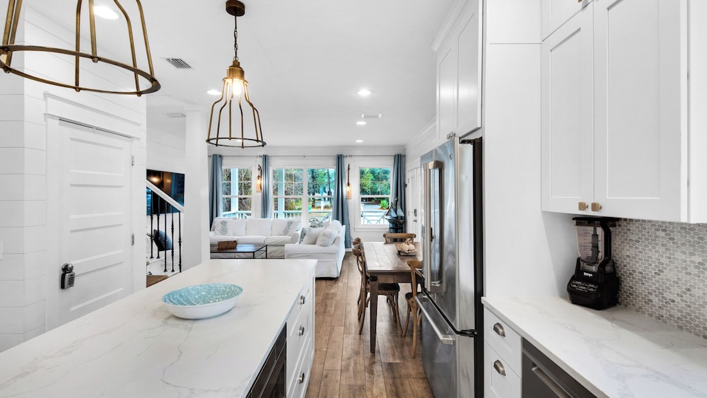 Best of Both Worlds: Pool, Golf Cart, Nearby Attractions & Steps to Beach!