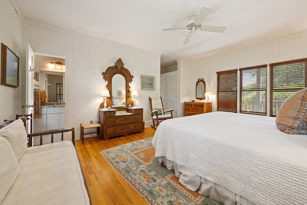 Pawleys Island Vacations - Natural And Serene Home Away From Home 5 Bedroom Home by RedAwning - Property Image 4