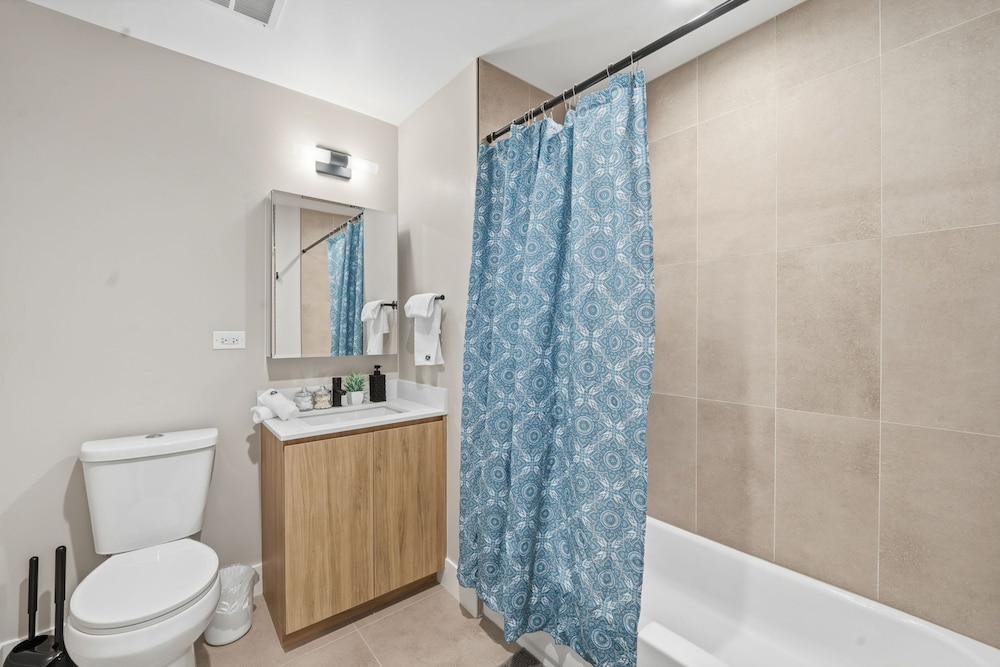 Chic 2BR Apartment in Edgewater Modern Comfort