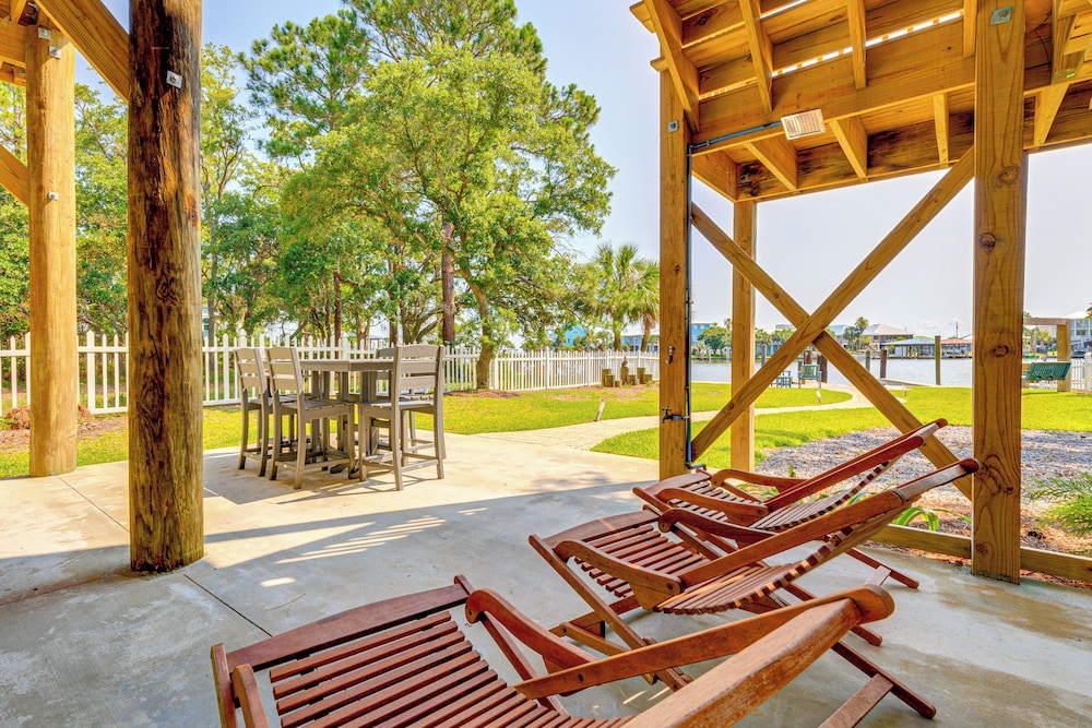 Waterfront Oasis in Dauphin Island - Shared Perks!