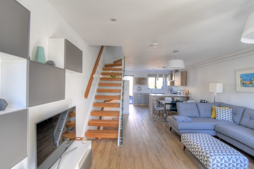 3 Grove Mews