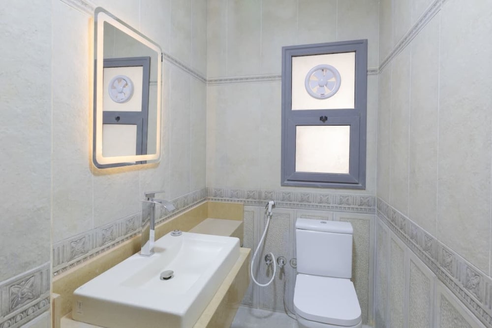 Upper Duplex 3BR in Eastown Sodic