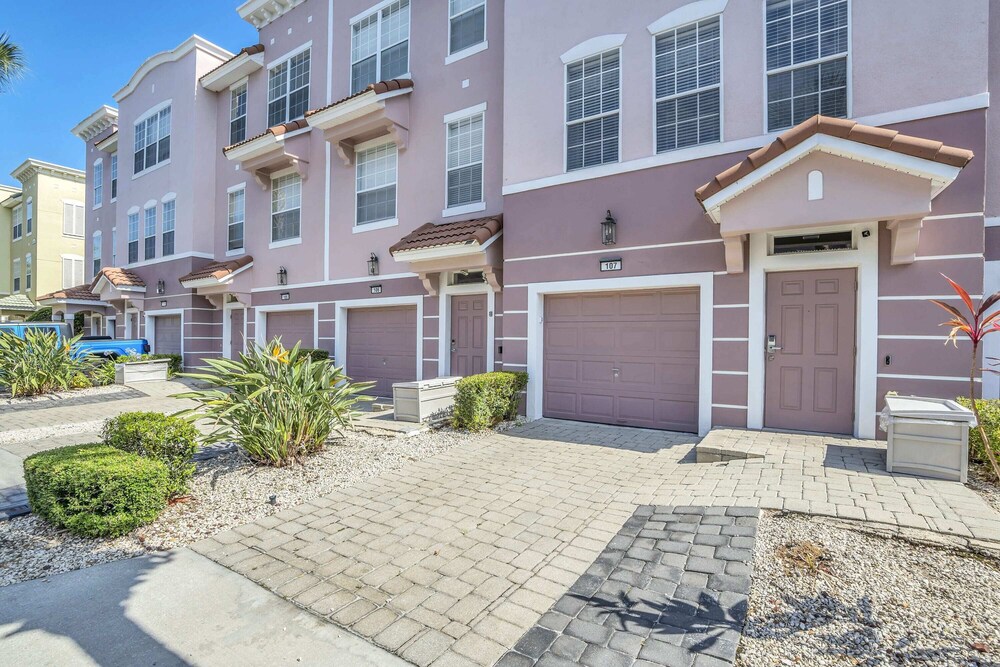 Pleasant and Spacious Town Home Near the Convention Center #3vc107