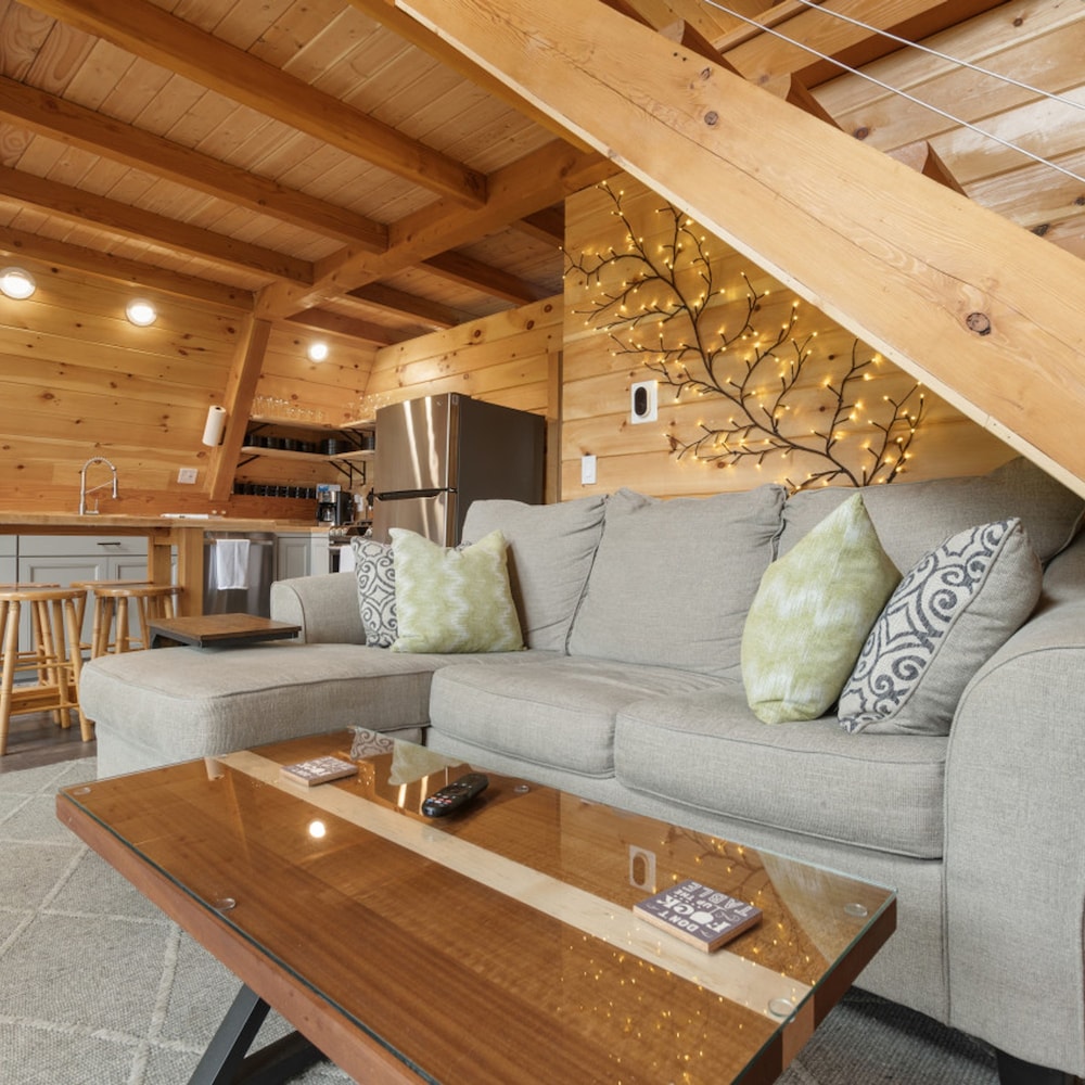 Birch Haven Tree House Directly ON Trail view 4