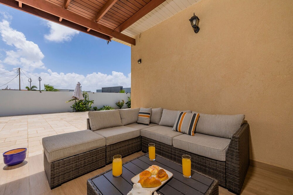 High-end Pool Getaway Upscale 5 Location BBQ