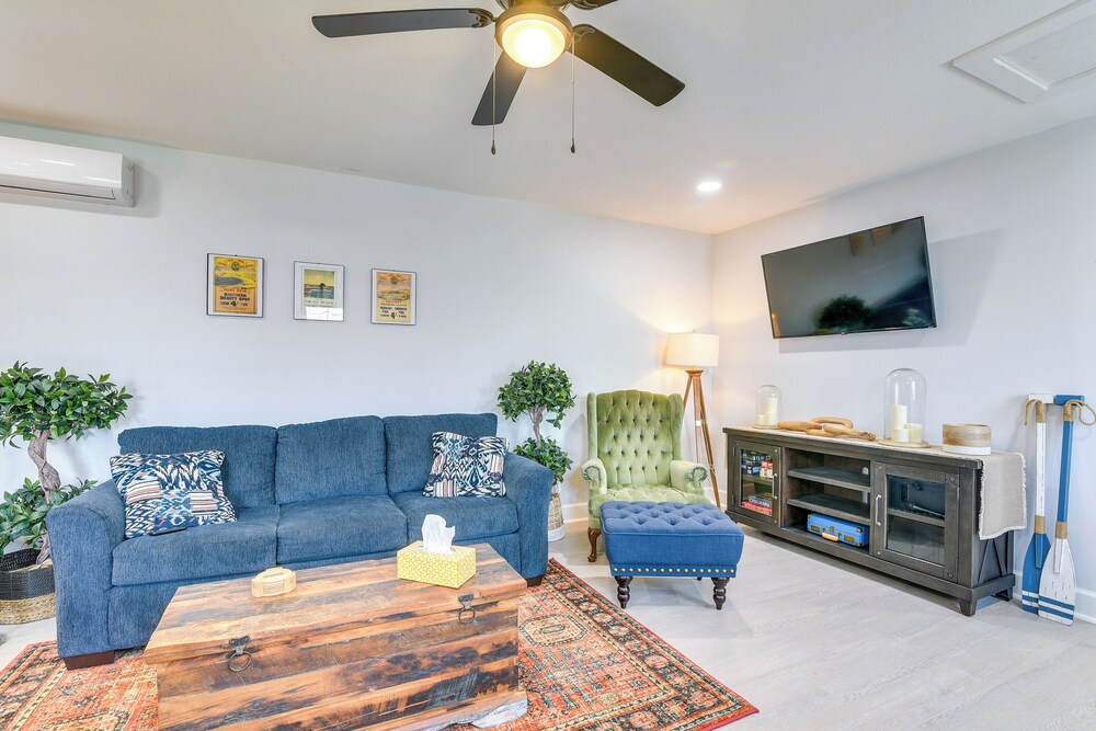 1 Mi to Pleasure Pier: Walkable Home in Galveston
