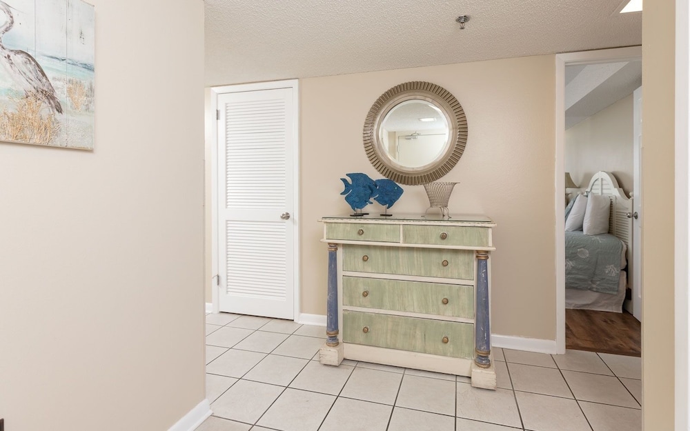 Phoenix Vi 6701 3 Bedroom Condo