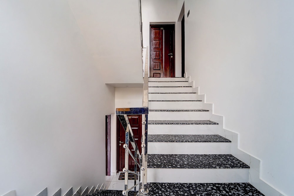 Fabhotel Elroi Suites
