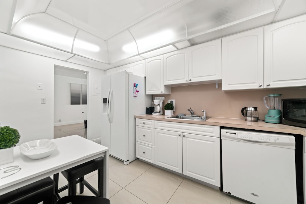 Ocean Peace of Mind - Beachfront Condo With Pool & Gym - Image 3