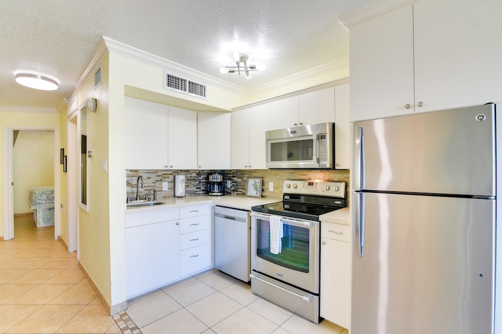 Walk to Galveston Beach: Resort Condo w/ Perks!