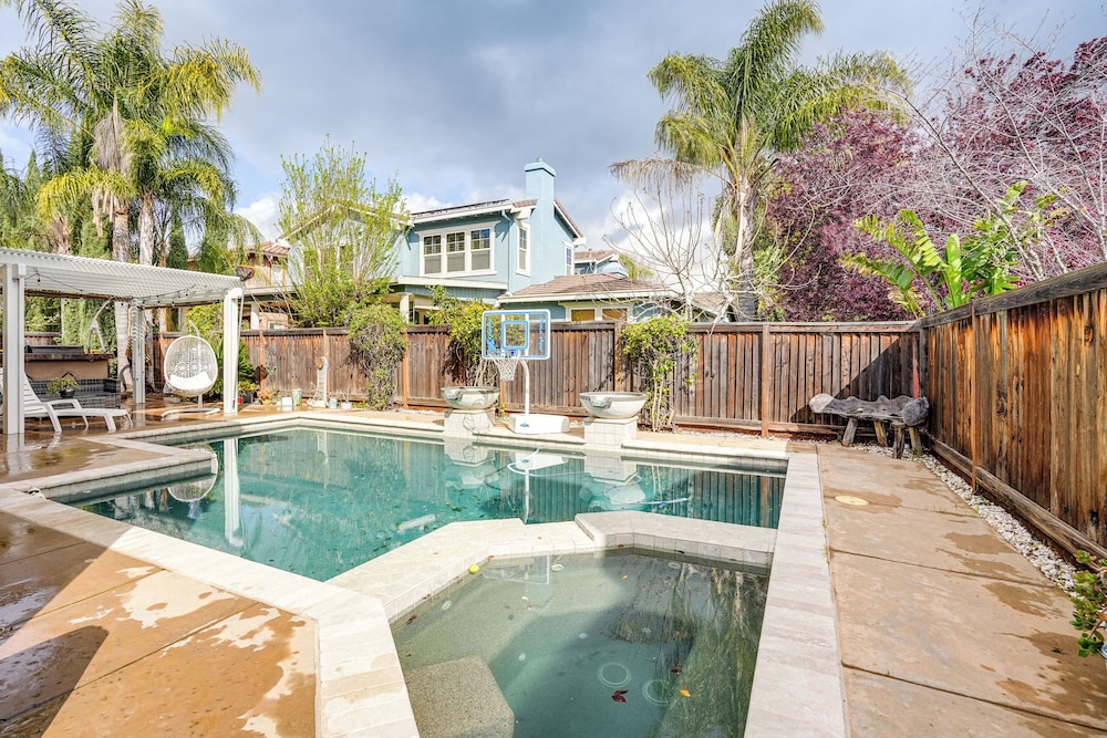 Pool & Hot Tub Access: Brentwood Getaway!