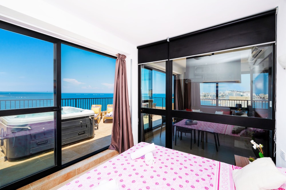Islet Seafront Penthouse with Hot tub photo 2
