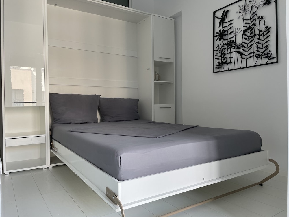 Westpark2 One-Bedroom Suite W5 Lakeview view 2