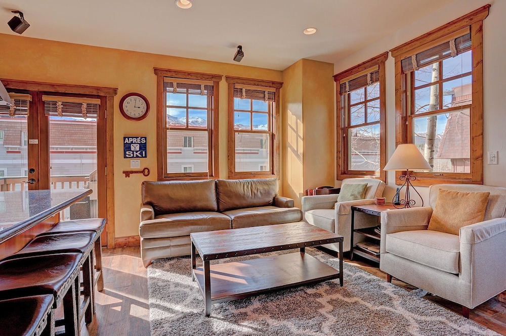 Mountain Ridge  2 Bedroom Townhouse by RedAwning