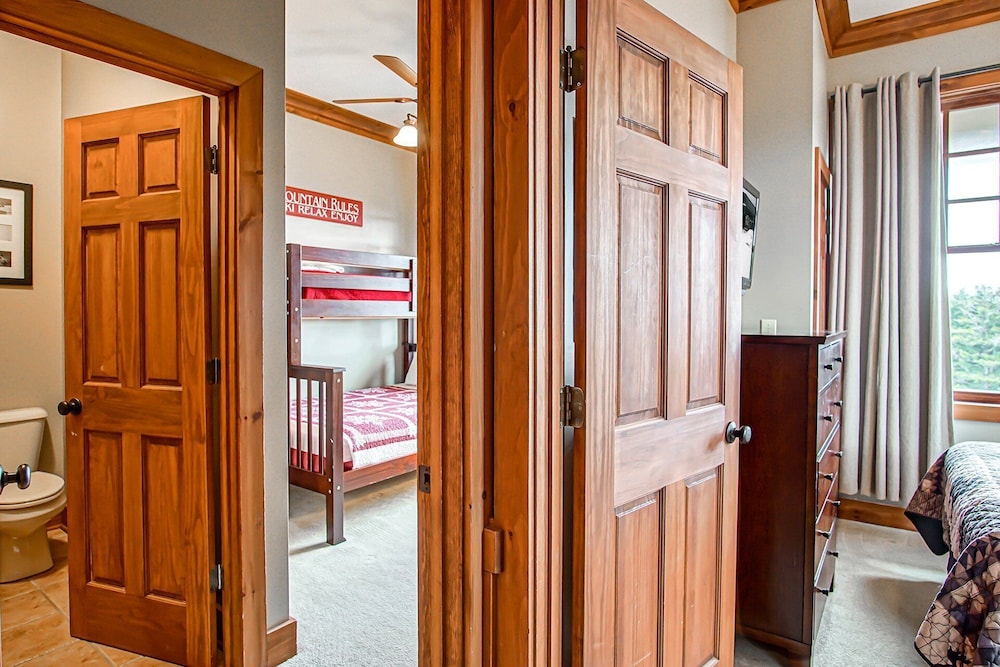 Shays Landing #6: 4 Bedrooms, 4.5 Bath: Pvt Hot Tub, Slope Side