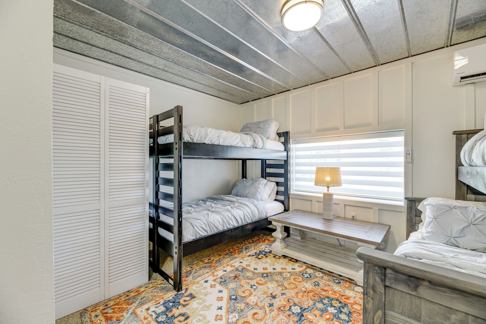 2 Mi to Beach + Fishing Pier: Gulf Coast Retreat
