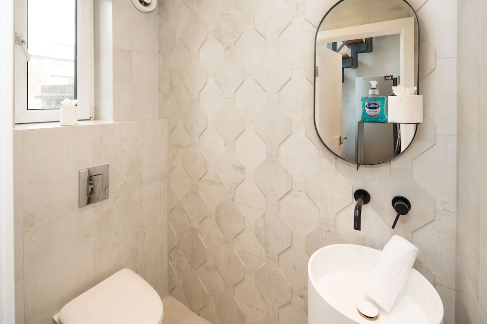 Luxury 2BD Apartment in Holland Park