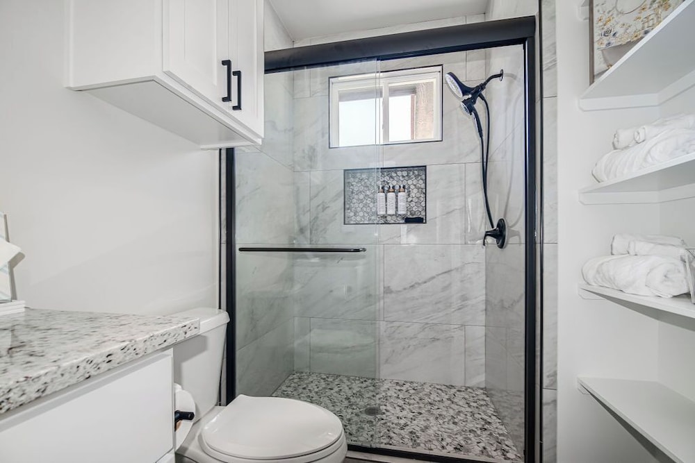 Pet Friendly W/hot-tub-six Minutes to Downtown!