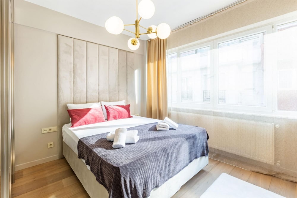 Central Apartment With Bosphorus View in Cihangir
