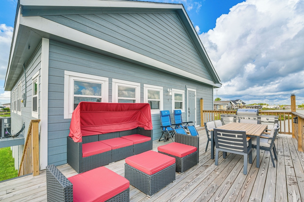 Private Home on Lagoon w/ Views in Hitchcock!