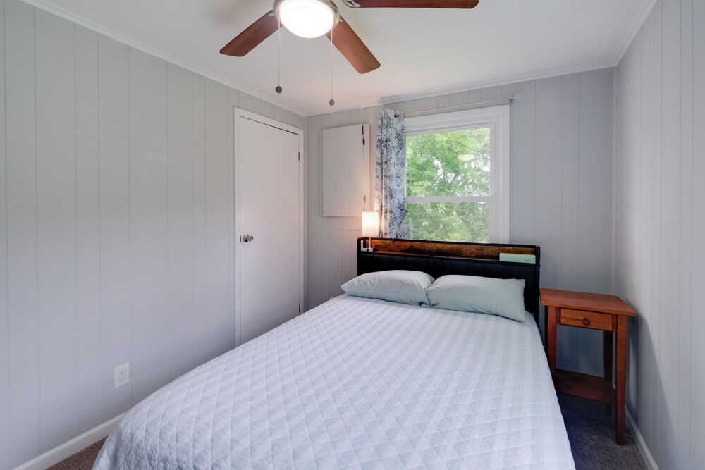Fish, Relax & Enjoy Lake Views: Colonial Beach Gem