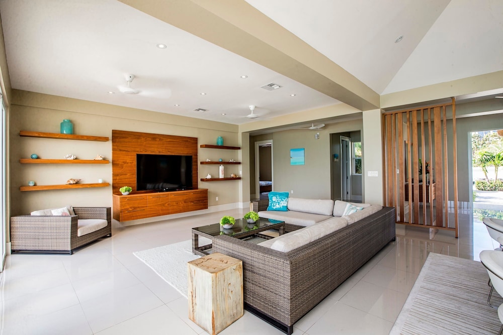 5 BR Waterfront Villa On Chalk Sound Blue Water