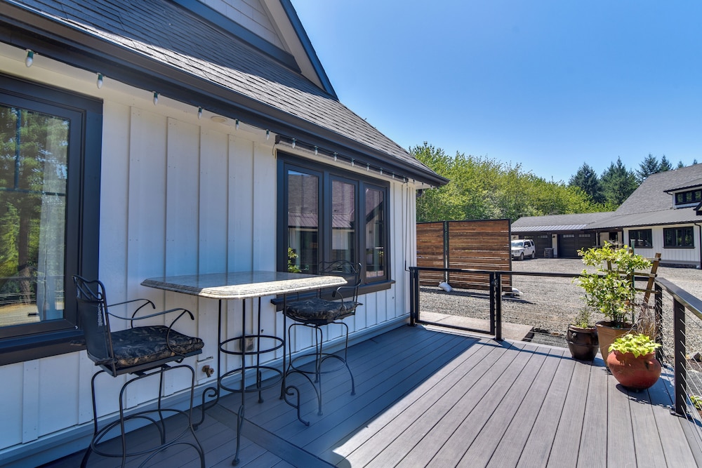 Oregon Wine Country Retreat: Sip & Dine Outside