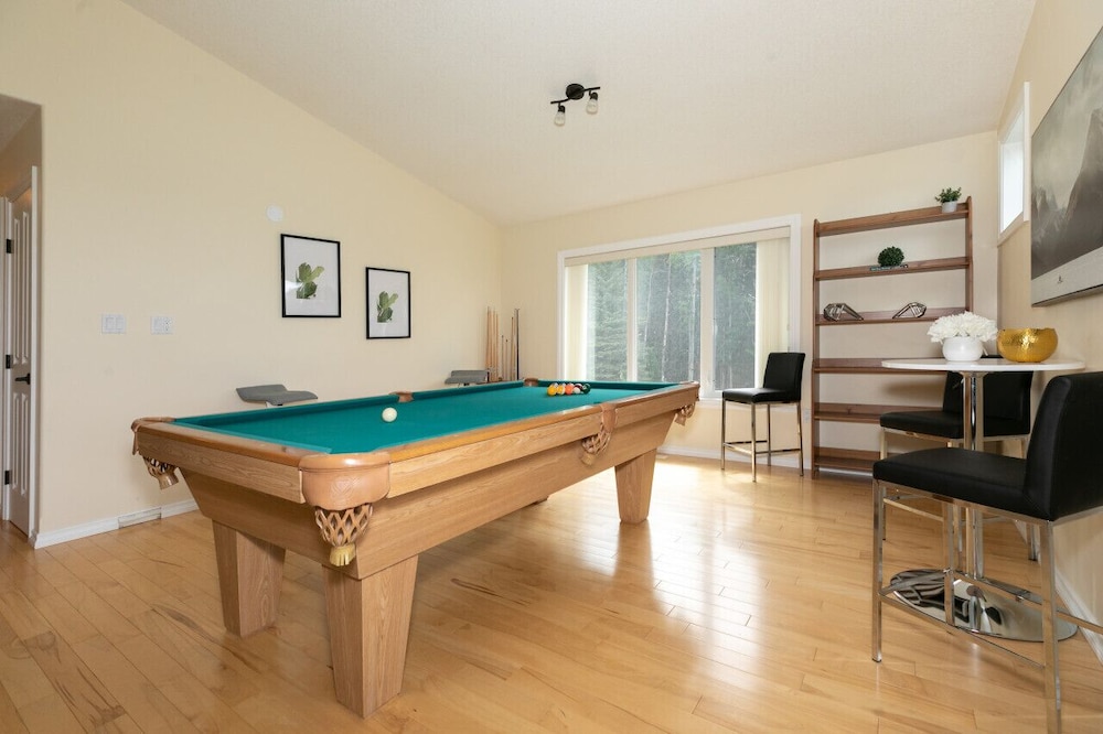Hinton Vacations - LUXURIOUS 5-Br Acreage  Year-Round Heated Pool  HotTub  Mtn View  Pool Table - Property Image 9