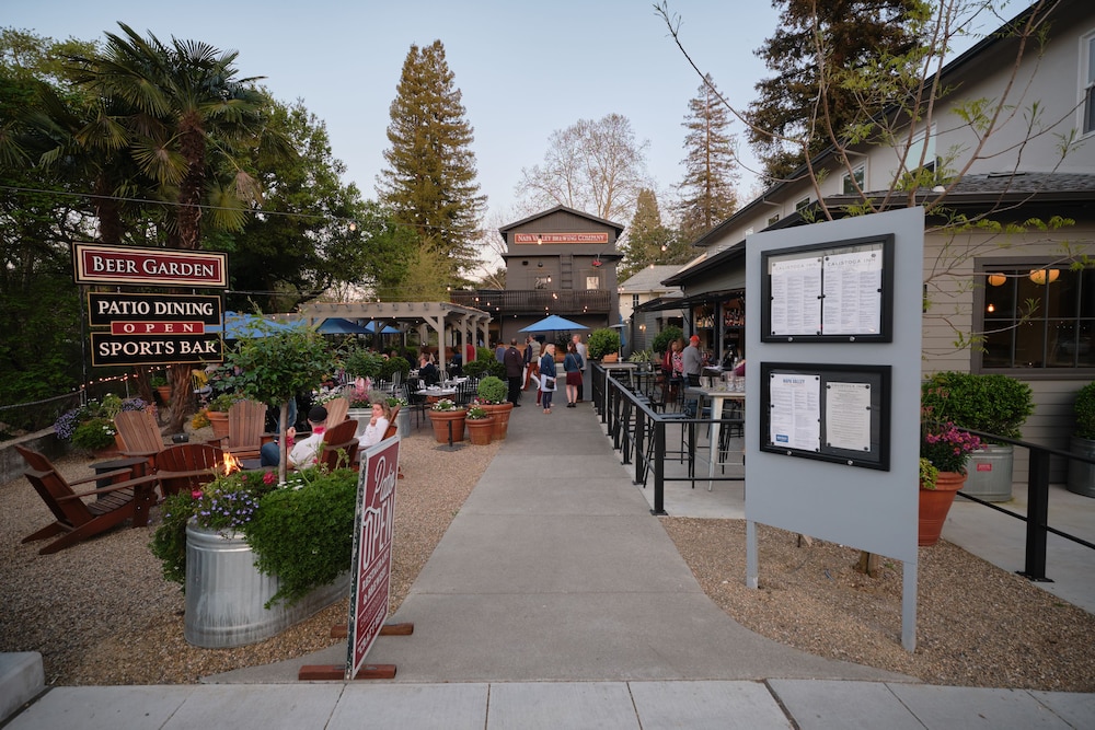 Napa Valley / Sonoma Vacations - Calistoga Inn Restaurant and Brewery - Property Image 5
