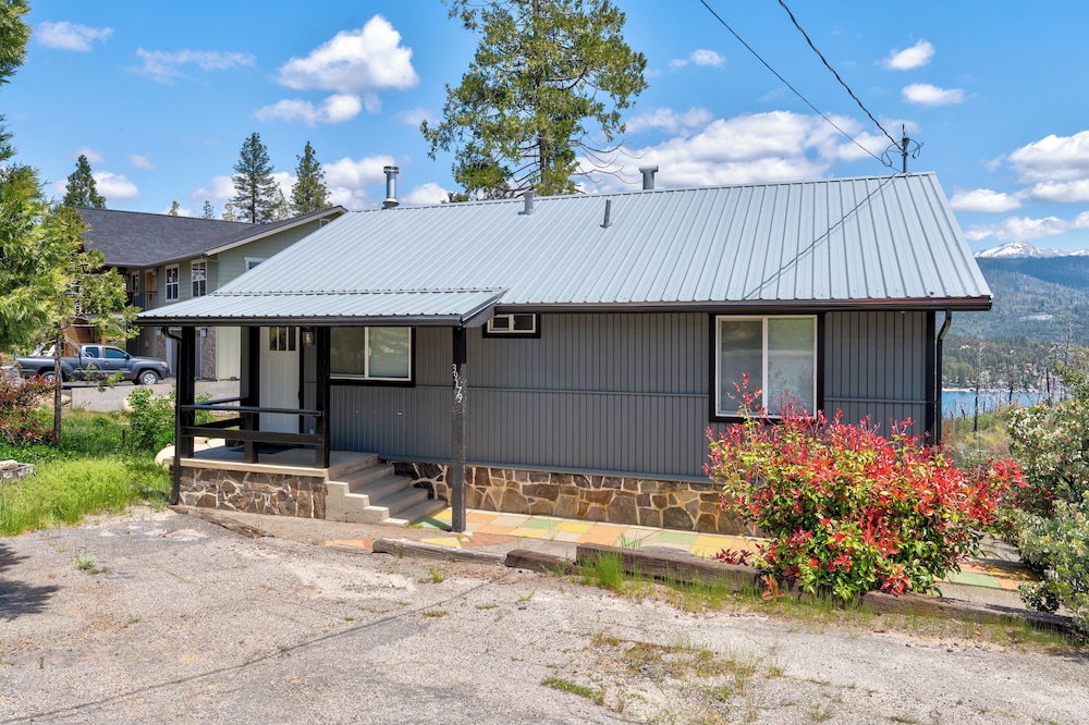Modern 2bd Cabin With Stunning Views of Bass Lake view 3