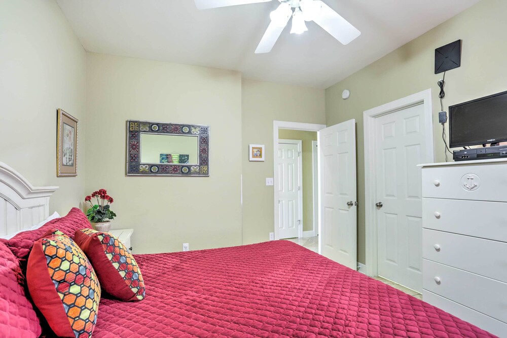 Gulf Shores Family Home w/ Deck, Walk to Beach! view 4
