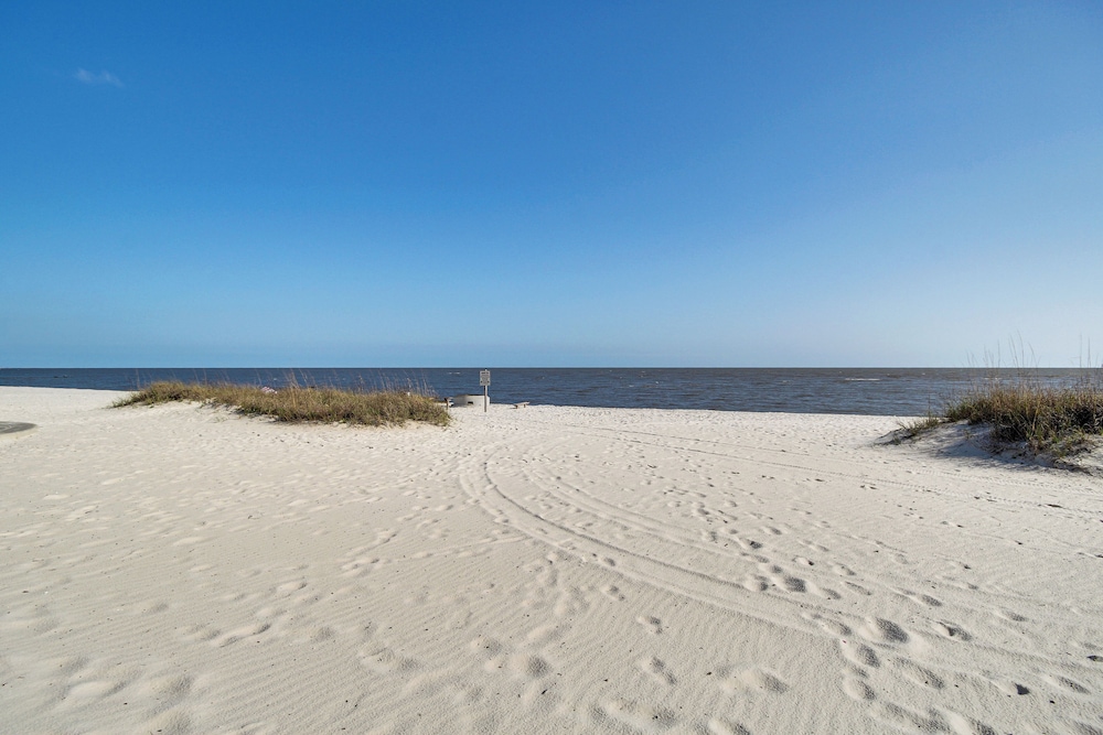 Walk to Gulf Coast: Biloxi Condo w/ Pool Access