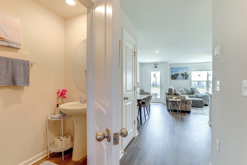 Modern Escape 2 Mi to Surfside Beach Fishing Pier