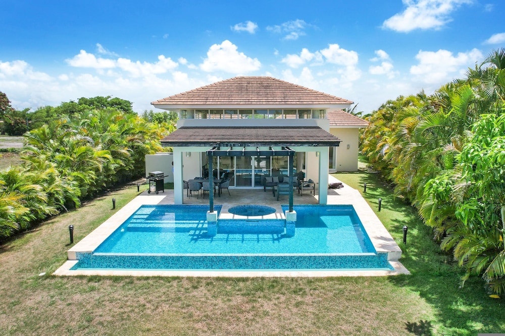 Luxury Golf Villa in Bavaro Cocotal Palma Real Pool Jacuzzi Staff