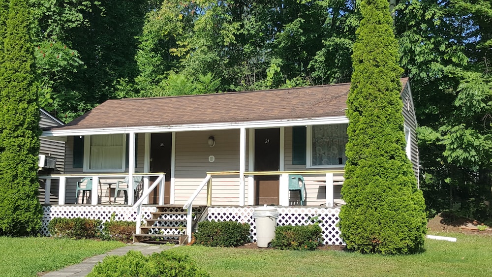 Adirondack Oasis Motel