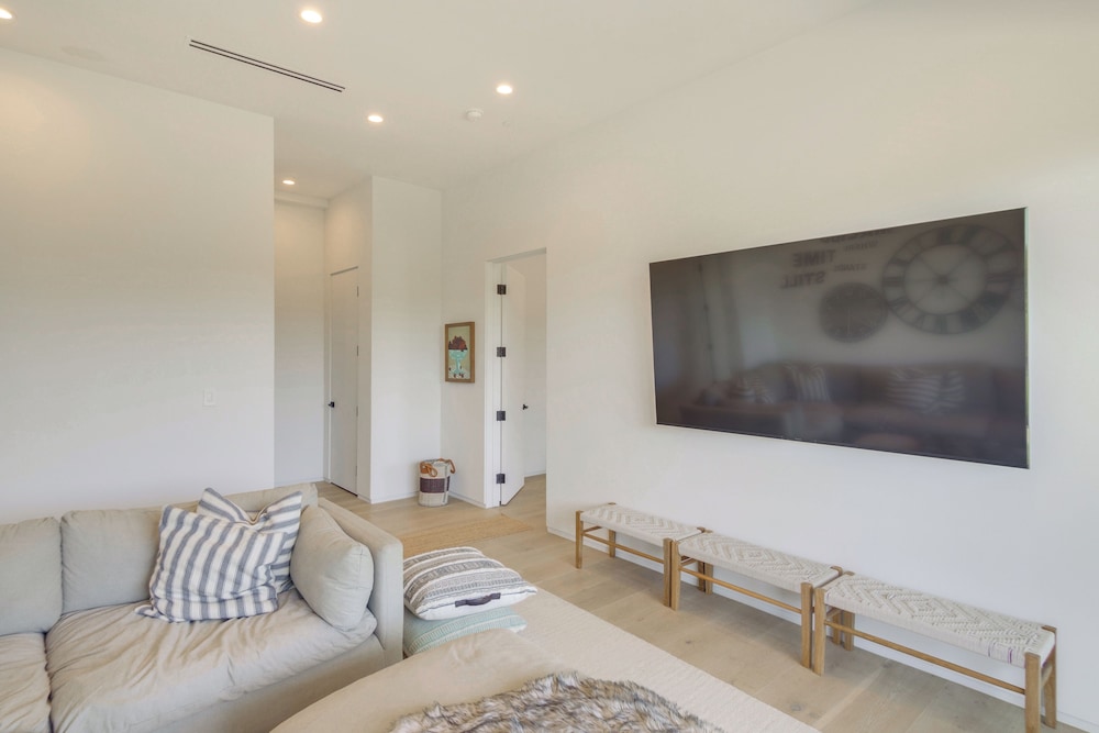 1 Mi to Point Dume: Mtn-view Escape w/ Patio!