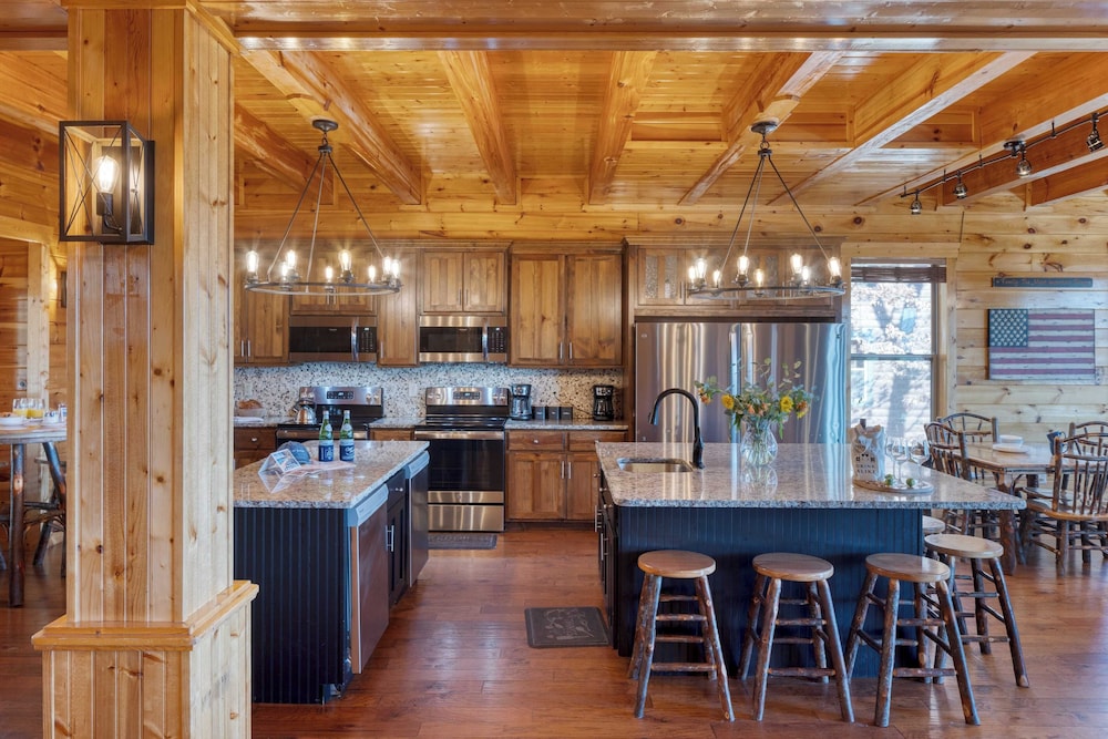 A View for All Seasons by Avantstay 12bdr w/ Game Room, Hot Tub, Movie Theater, Deck Views