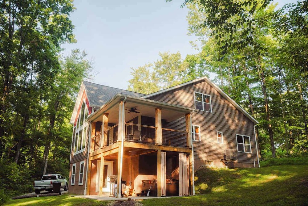 Modern 2 BD Cabin With hot tub & Games & Central Loc