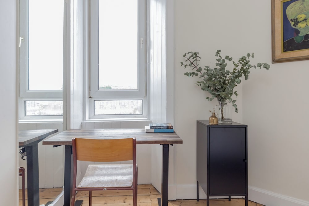 Edinburgh Castle Views Stylish 2BD Flat Sleeps 4