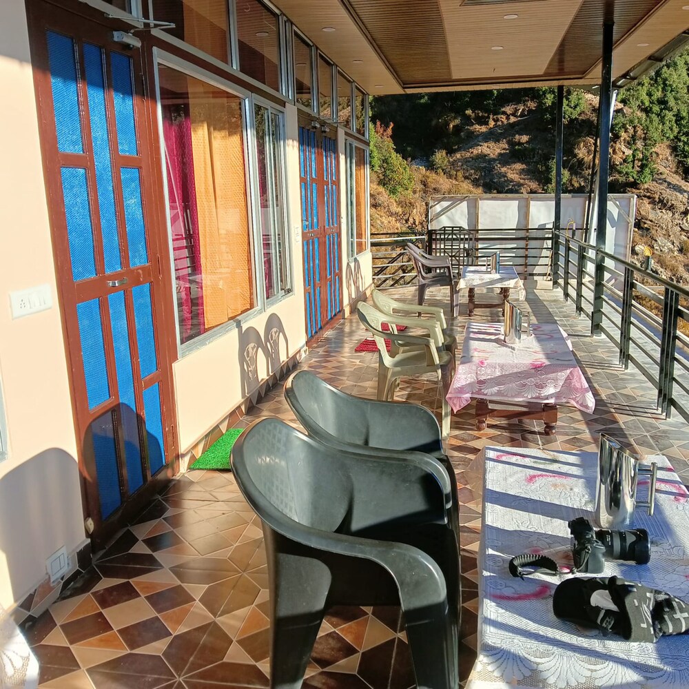 Goroomgo Anjali Home Stay Deoriatal Uttarakhand view 3
