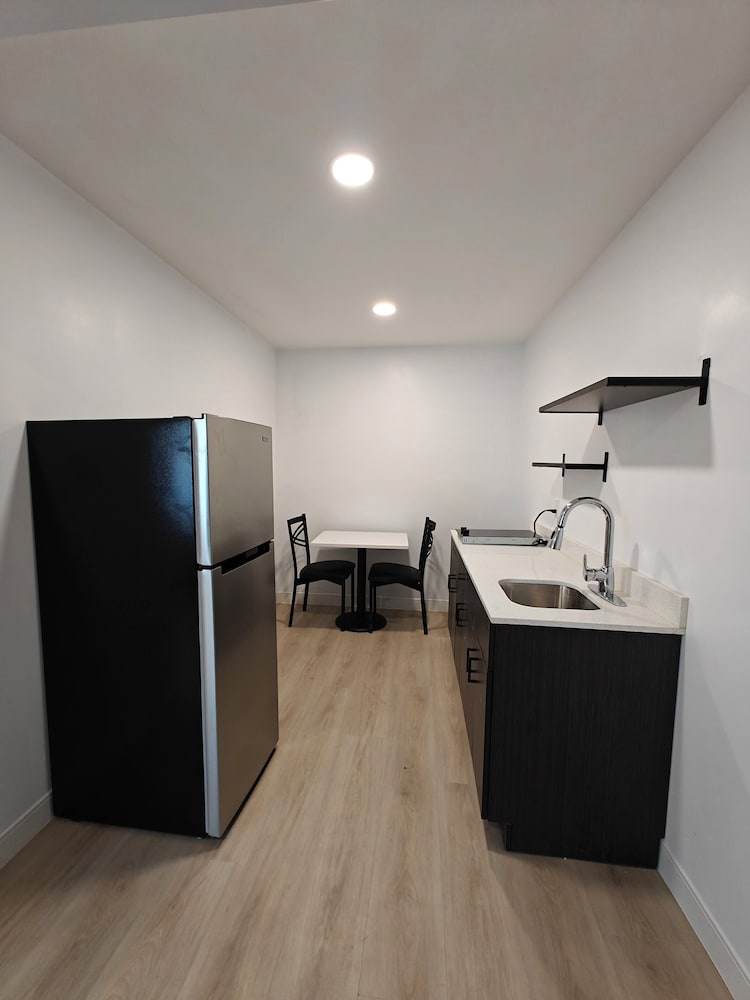 Casa Blanca Inn and Suites