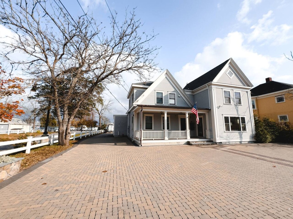 Water Access 5-bed 2-bath Retreat