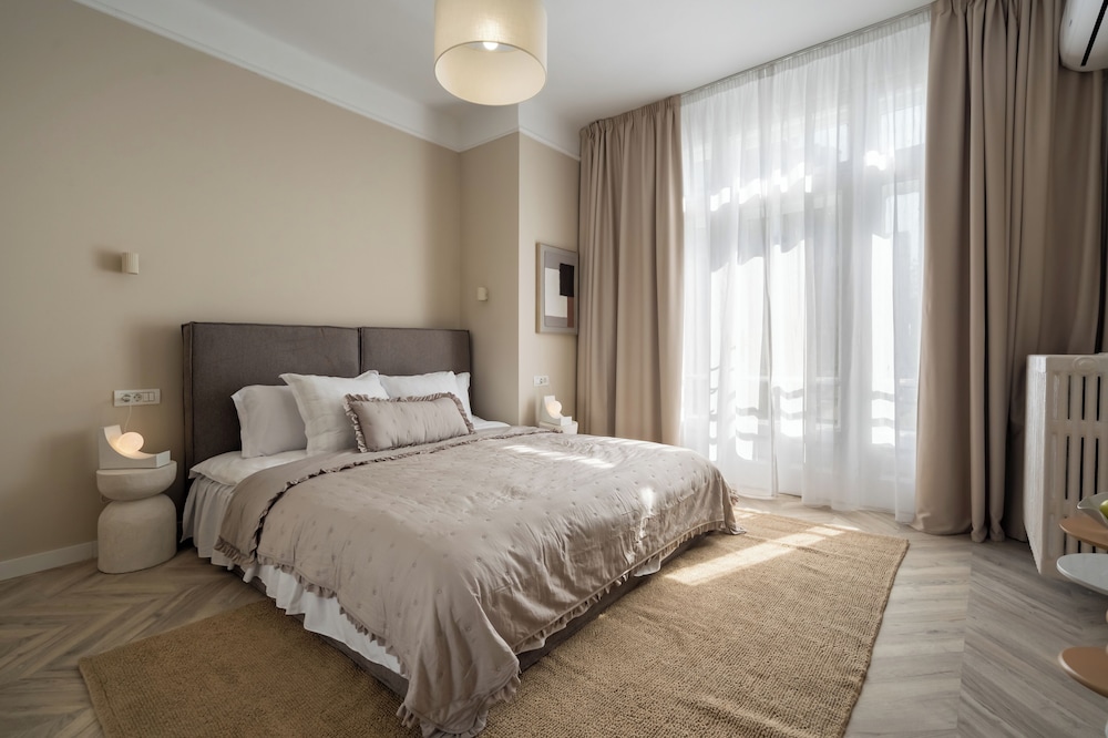 Refined & Spacious 3-Bedroom Flat Near Cismigiu, Balcony with Boulevard Views