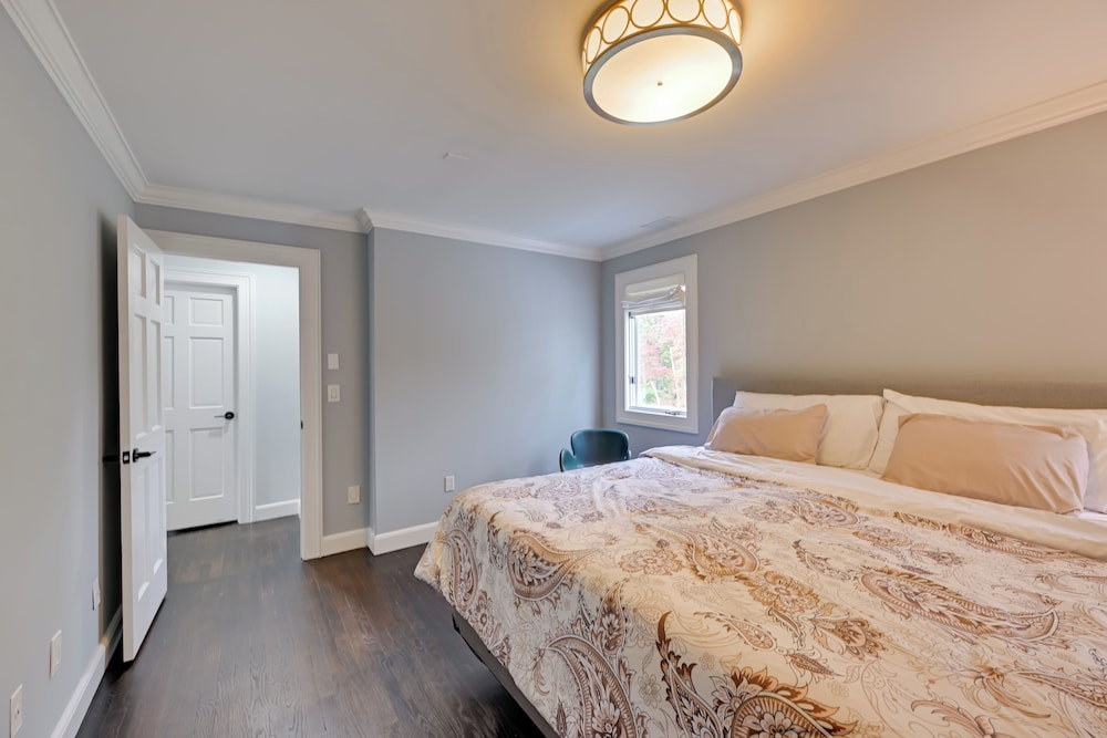 High-end Estate in Norwalk: Quiet & Spacious!