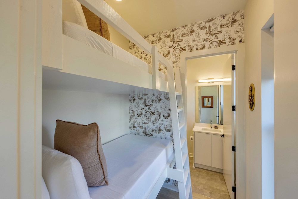 Sleeps 24! 3 Modern 4bdr Townhomes w/ Covered Patios Nashville Group Retreat