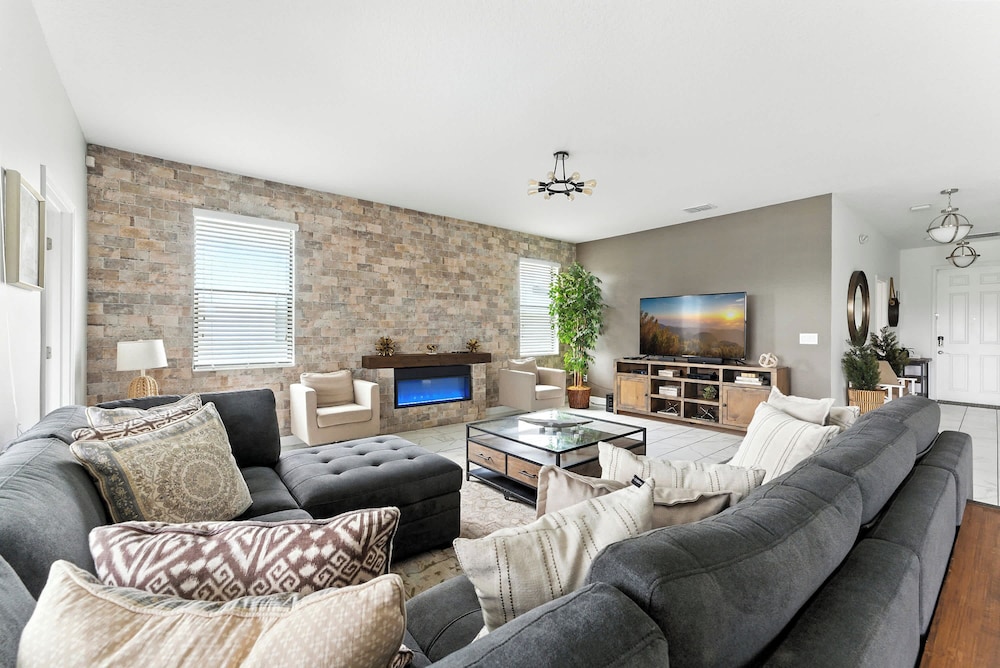 Luxury Decor 6BR at Storey Lake Sleeps 16