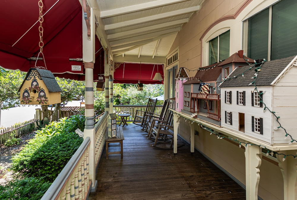 Antoinette's Apartments & Suites